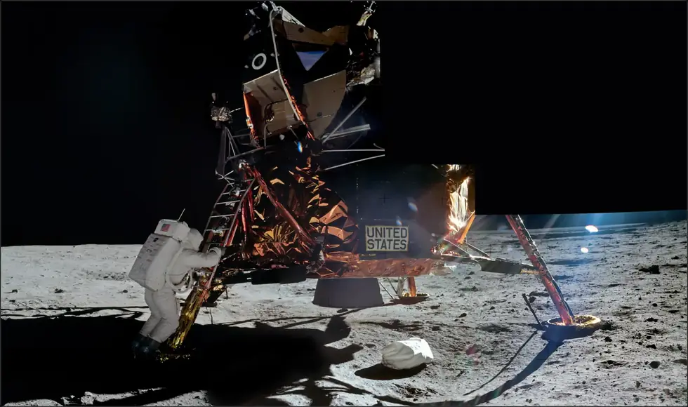 Mondlandefähre auf der Mondoberfläche, ein Astronaut an der Leiter